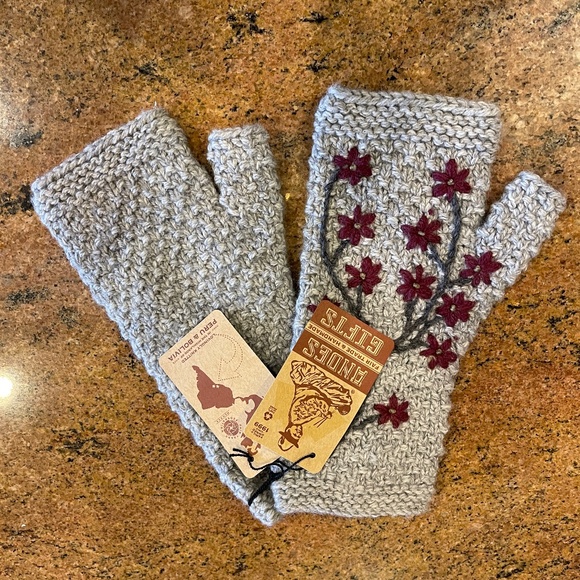 Andes Gifts Handmade Grey Floral Fingerless Gloves, Wrist Warmers & Headband main image 5